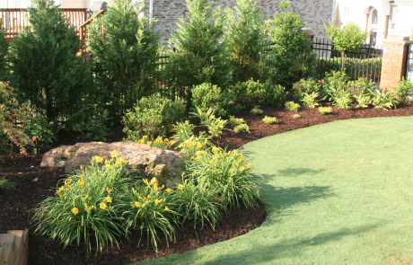 Traditional Outdoor Living Garden Bed